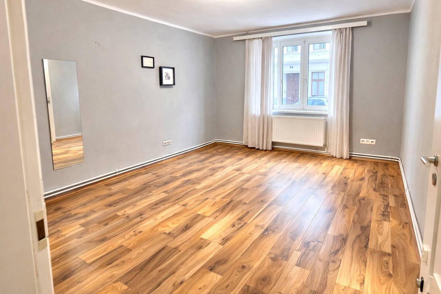 Attention Investors - Top Ground Floor 1-Room Apartment with Built-in Kitchen, Near Subway
