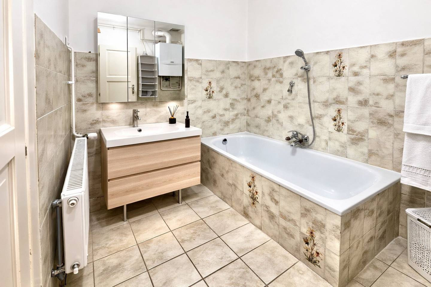 Attention Investors - Top Ground Floor 1-Room Apartment with Built-in Kitchen, Near Subway