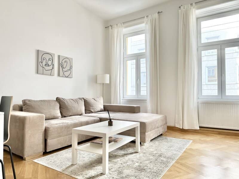 Viennese old building charm on approx. 95 m² – 3 rooms with wing doors and herringbone parquet