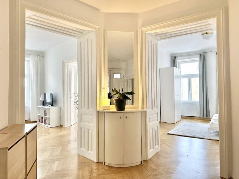 Viennese old building charm on approx. 95 m² – 3 rooms with wing doors and herringbone parquet