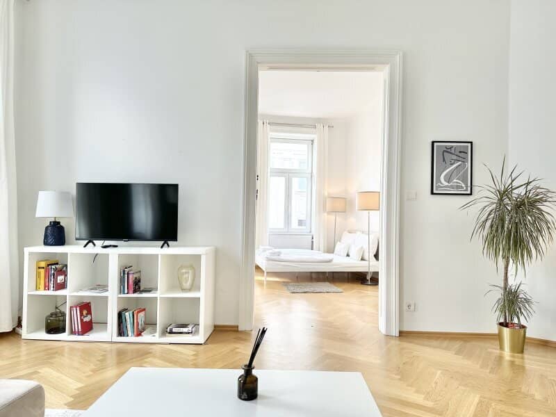 Viennese old building charm on approx. 95 m² – 3 rooms with wing doors and herringbone parquet