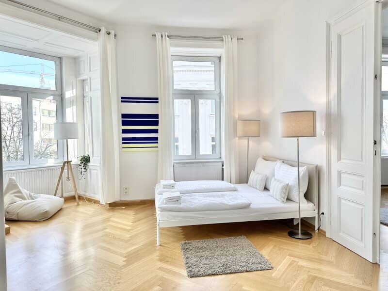 Viennese old building charm on approx. 95 m² – 3 rooms with wing doors and herringbone parquet