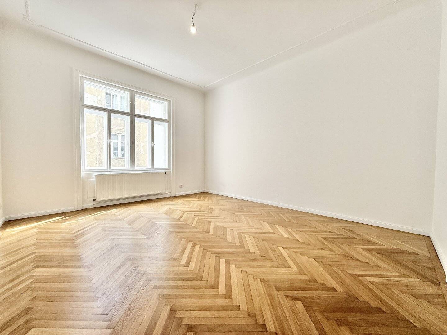 SOMMER AKTION | halbe Käuferprovision | bis 31.08 | STILALTBAU NAHE ROCHUSMARKT - ca. 63 m² WFL - 2 Zimmer - BALKONZUBAU MÖGLICH