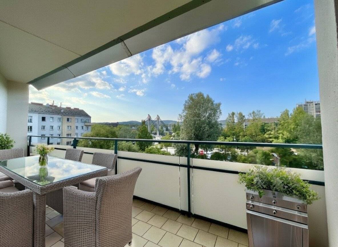 PARK VIEW - 4th floor with elevator - 3 rooms - approx. 84 m² net living area - loggia - subway