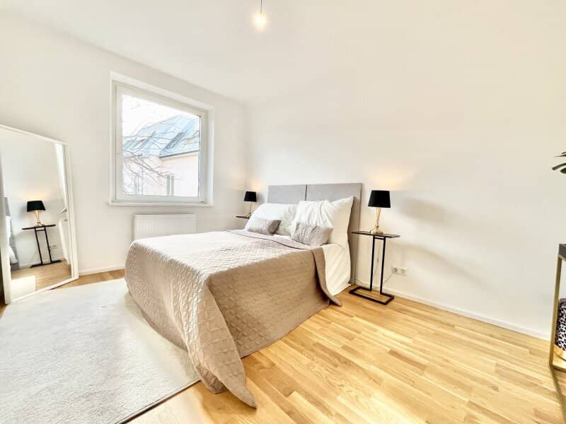 PARK VIEW - 4th floor with elevator - 3 rooms - approx. 84 m² net living area - loggia - subway