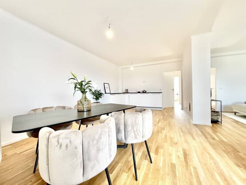 PARK VIEW - 4th floor with elevator - 3 rooms - approx. 84 m² net living area - loggia - subway
