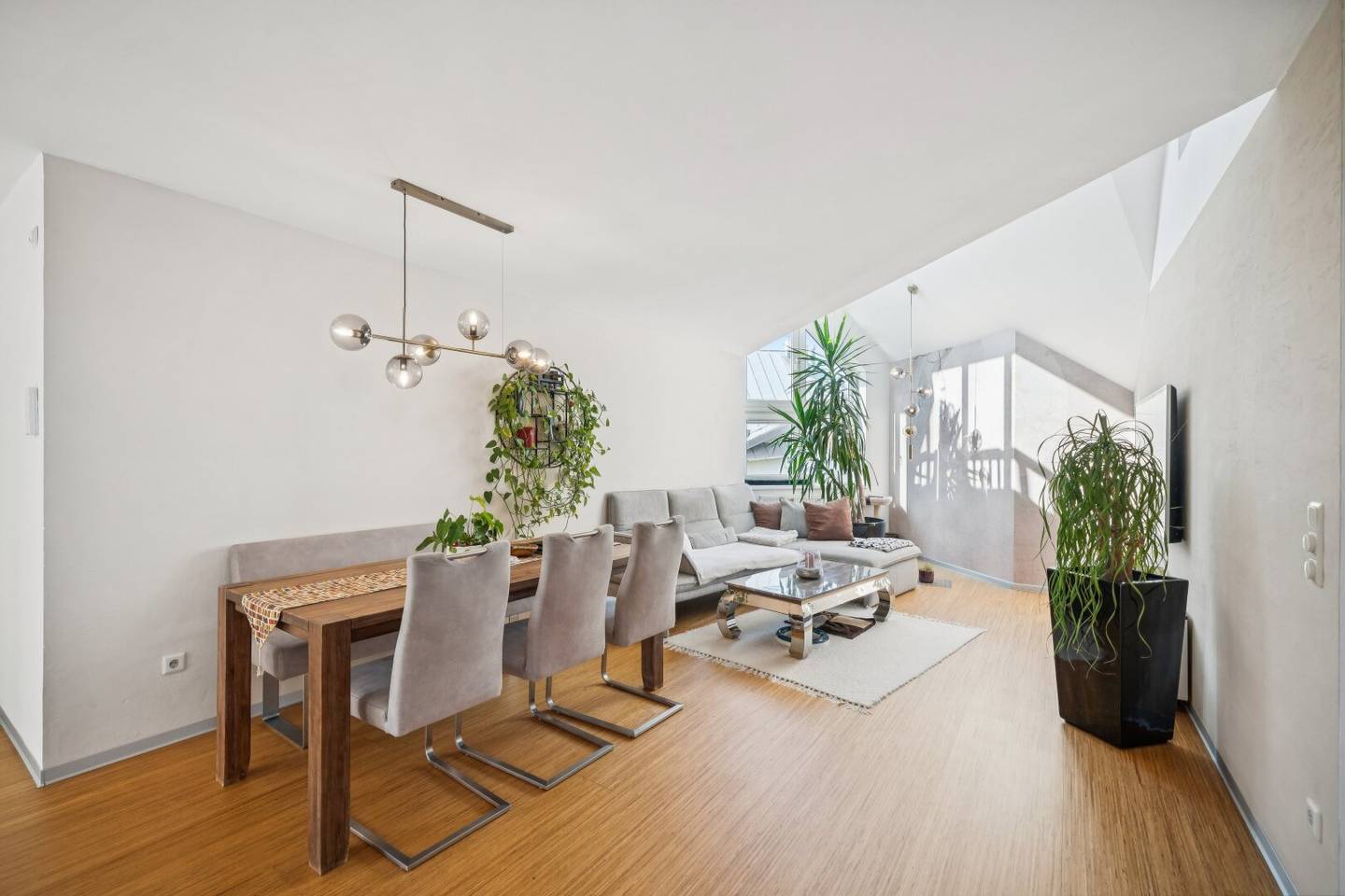 Dachgeschoss-Wohnung mit Galerie | 130 m² auf 3 Ebenen | 2 Terrassen | Pool, Klima & Dampfbad | Ruhelage