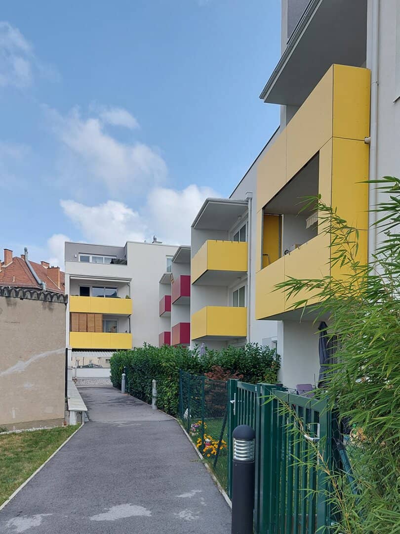Courtyard-facing roof terrace apartment in the center