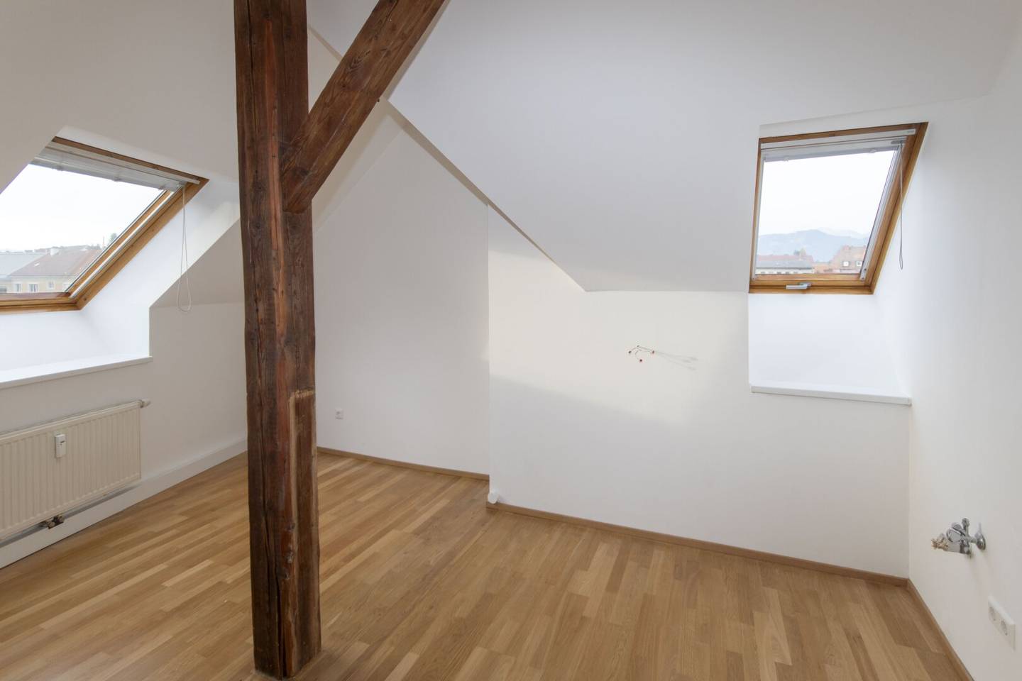 Wunderschöne, teilsanierte Dachgeschoßwohnung