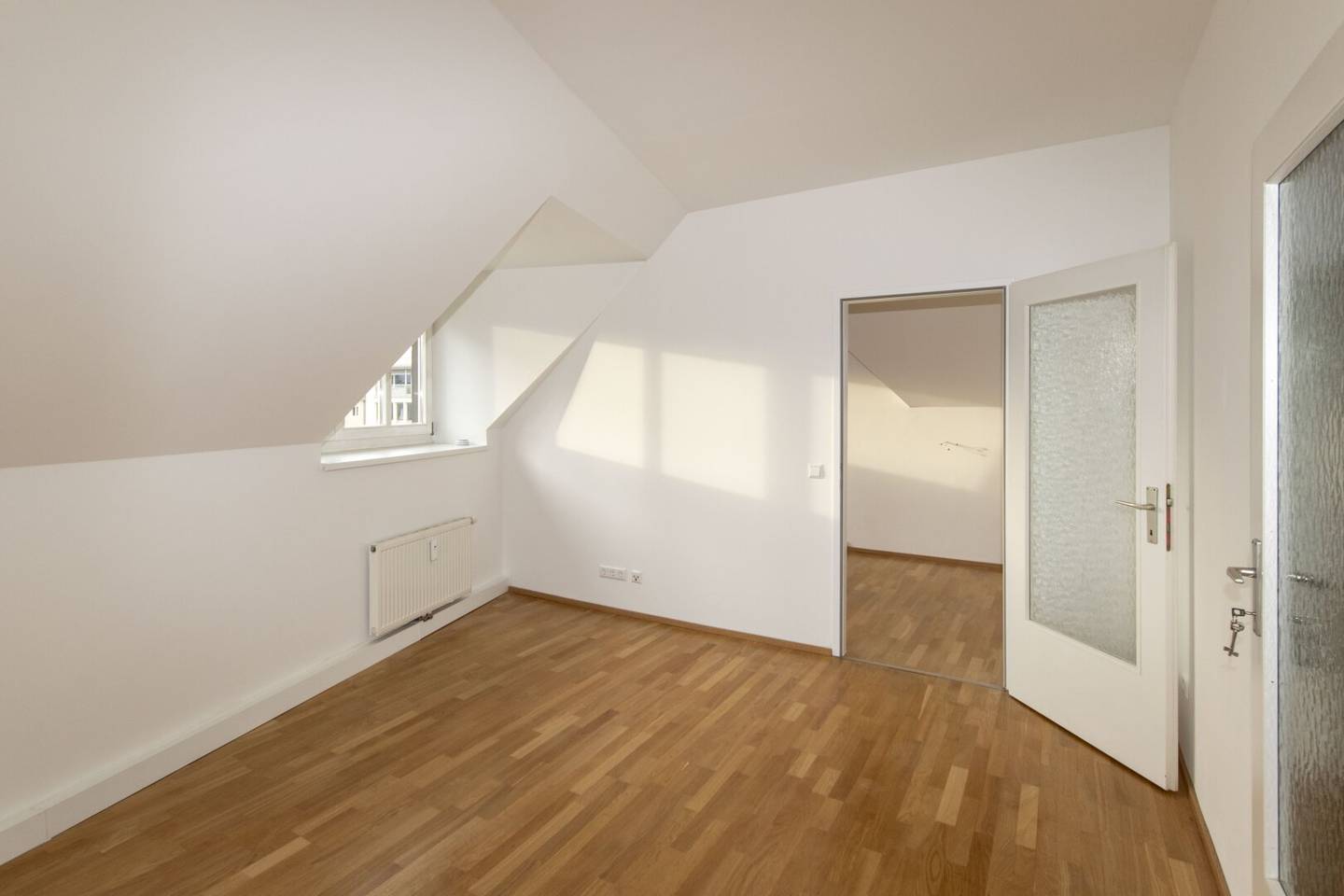 Wunderschöne, teilsanierte Dachgeschoßwohnung