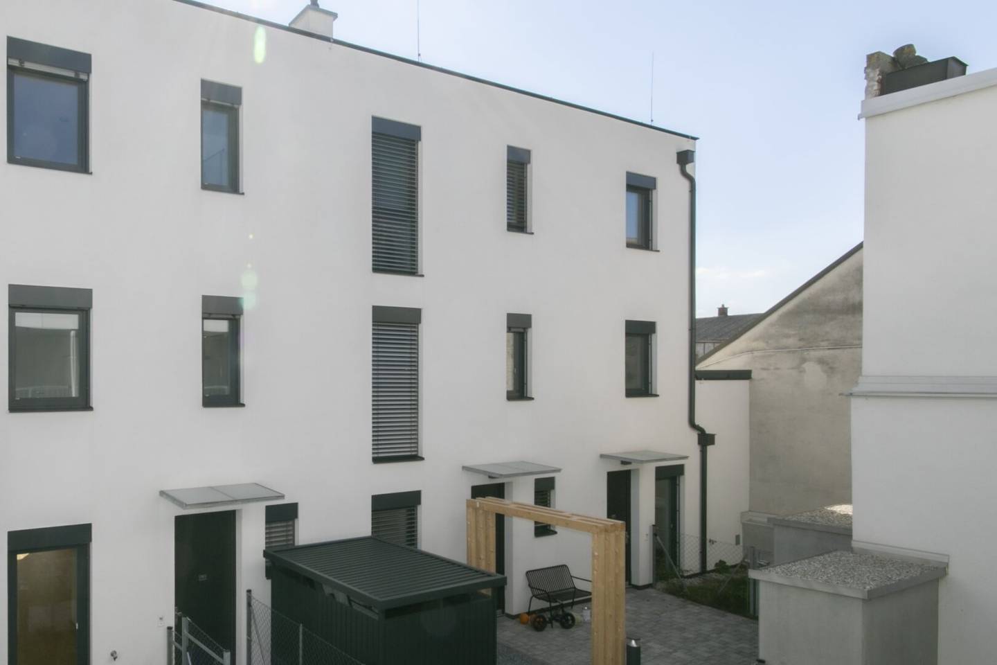 ERSTBEZUG: Innenstadtreihenhaus mit 2 Terrassen und Garten