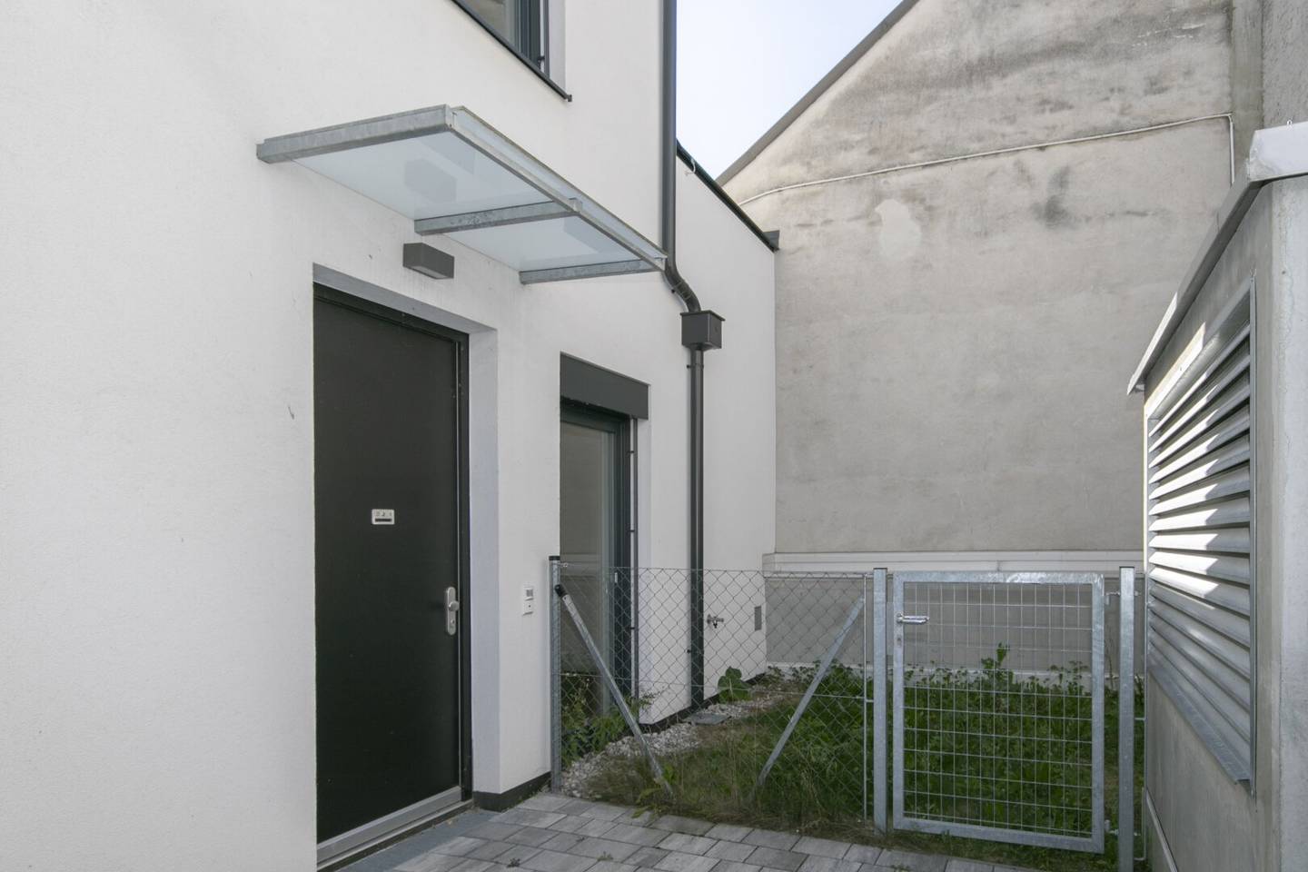 ERSTBEZUG: Innenstadtreihenhaus mit 2 Terrassen und Garten