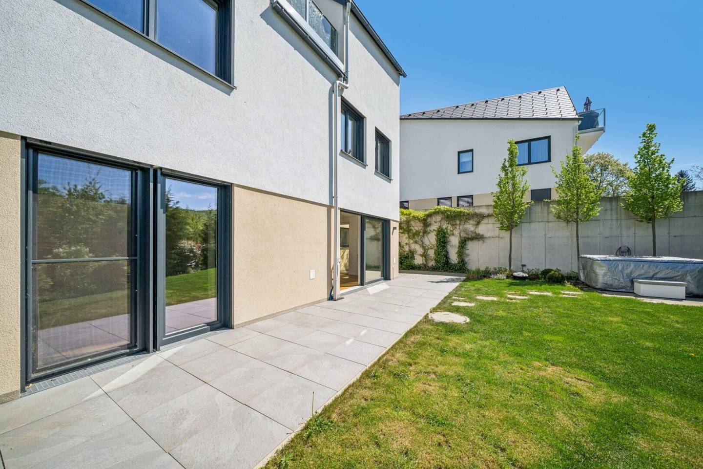Moderne 4-Zimmer-Gartenwohnung in Grünlage – Exklusiver Lederleitner-Garten inklusive Whirlpool!