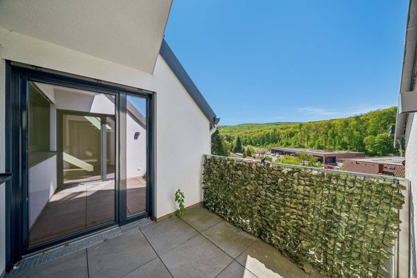 Moderne 3-Zimmer-Maisonette in idyllischer Grünlage – Unverbaubarer Weitblick auf zwei Ebenen!