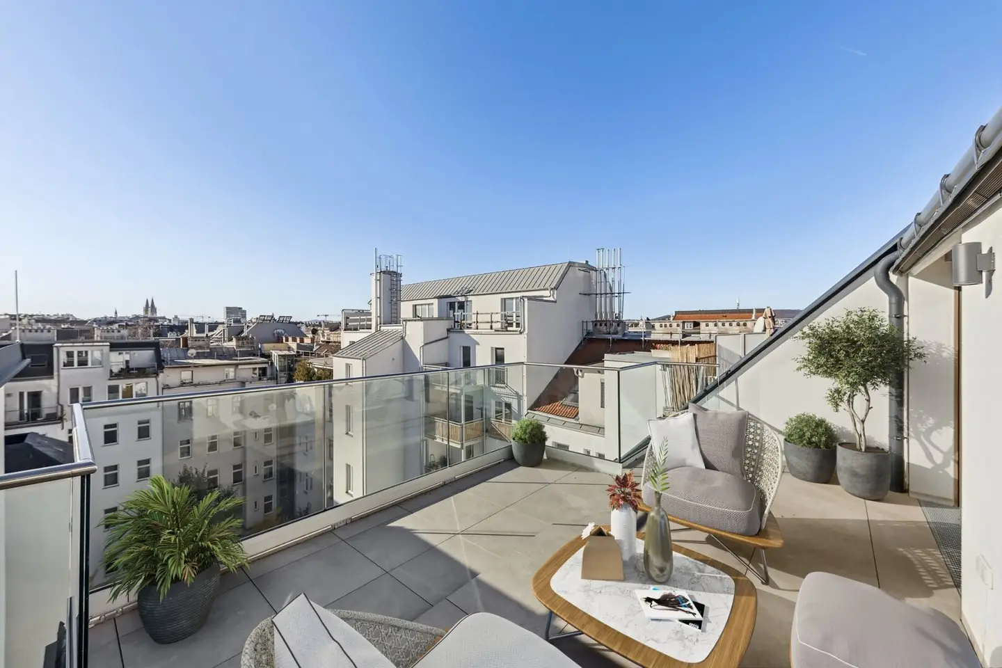 Erstbezug: Dachgeschosswohnung mit Terrasse, Balkon und freiem Blick