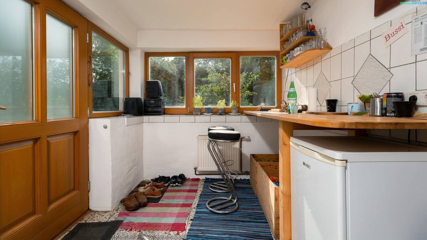 Bunte Villa mit Scheune und 2500 m² Grundstück