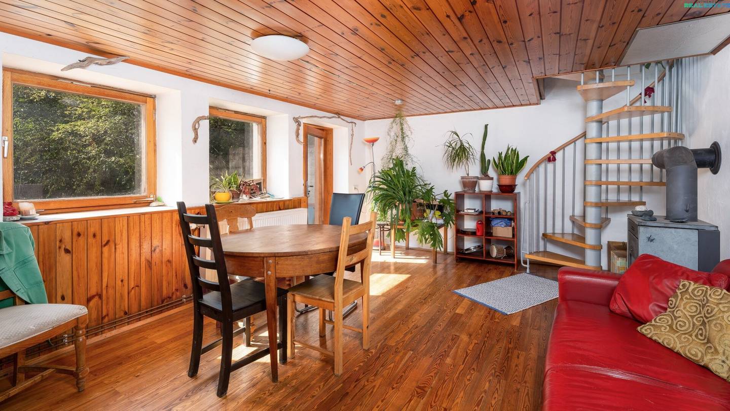 Bunte Villa mit Scheune und 2500 m² Grundstück