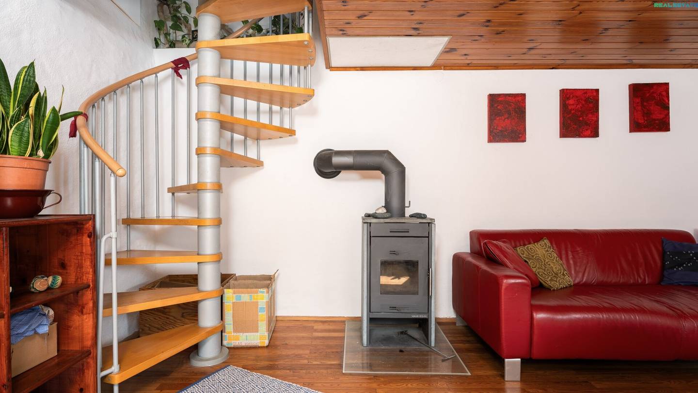 Bunte Villa mit Scheune und 2500 m² Grundstück