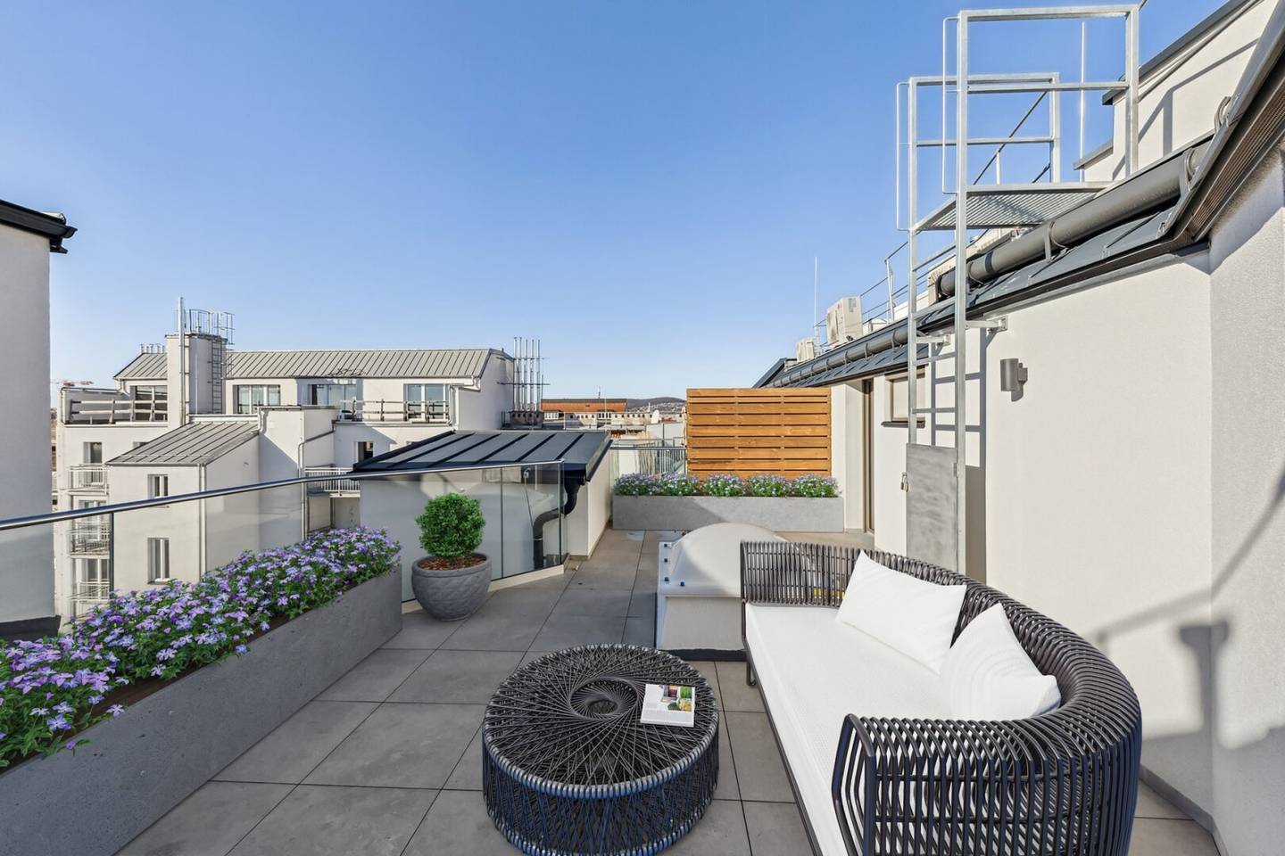 Luxuriöser Erstbezug: Dachgeschosswohnung mit Terrasse auf Wohnebene, Privatsphäre und freiem Blick