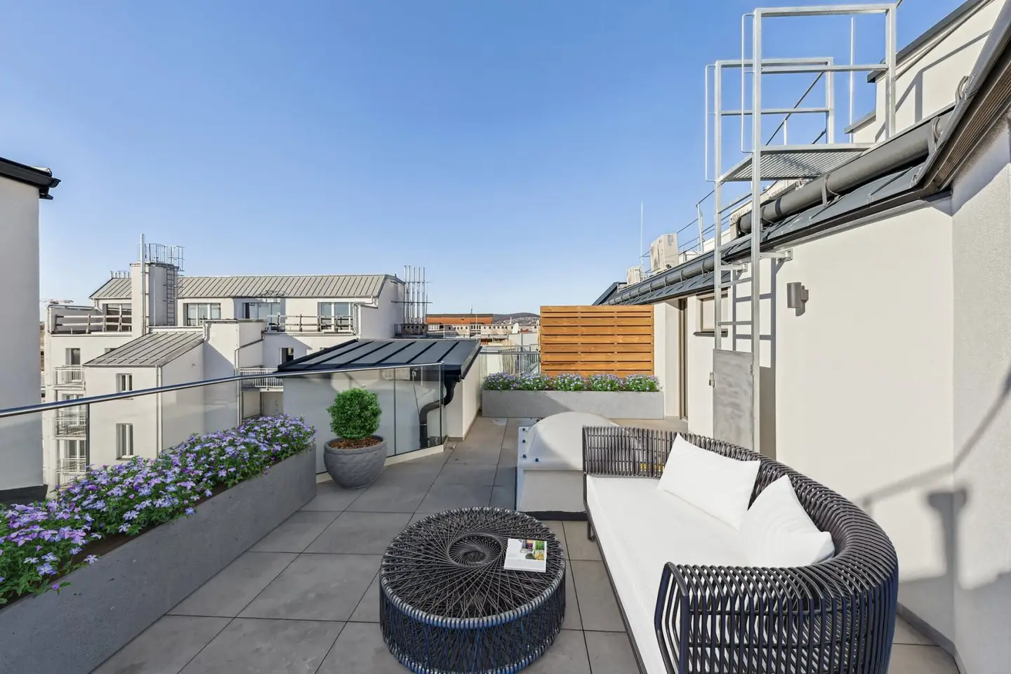 Luxuriöser Erstbezug: Dachgeschosswohnung mit Terrasse auf Wohnebene, Privatsphäre und freiem Blick