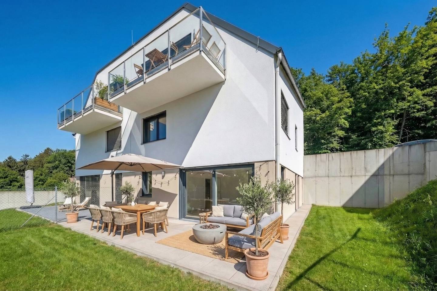Neuwertige Doppelhaushälfte mit 8 Zimmern, Terrasse und Garten in Grünlage nahe Wien