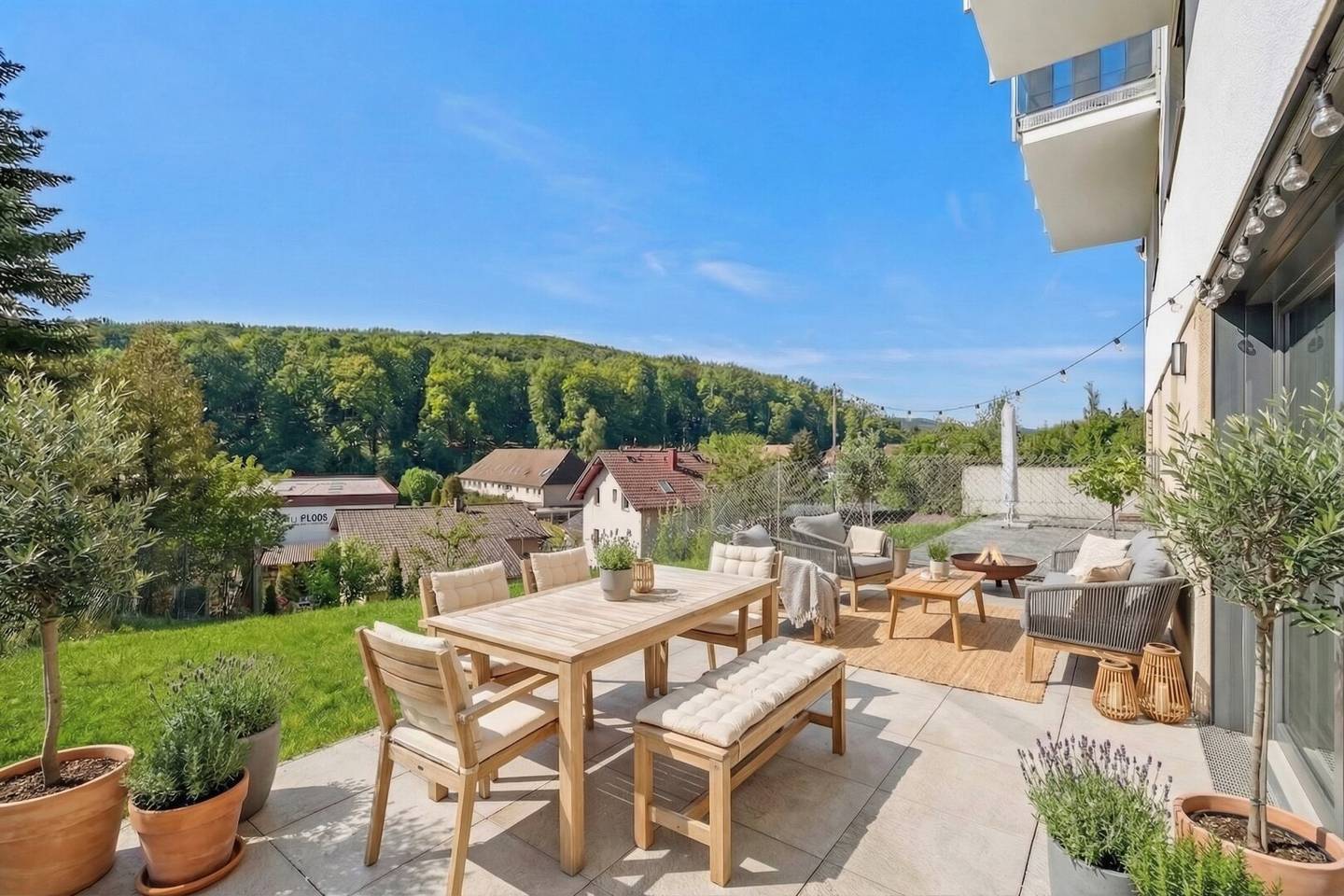 Neuwertige Doppelhaushälfte mit 8 Zimmern, Terrasse und Garten in Grünlage nahe Wien