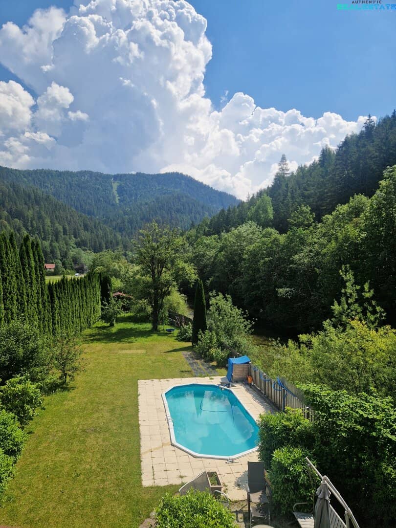 Großes Einfamilienhaus mit Pool im Gartenparadies