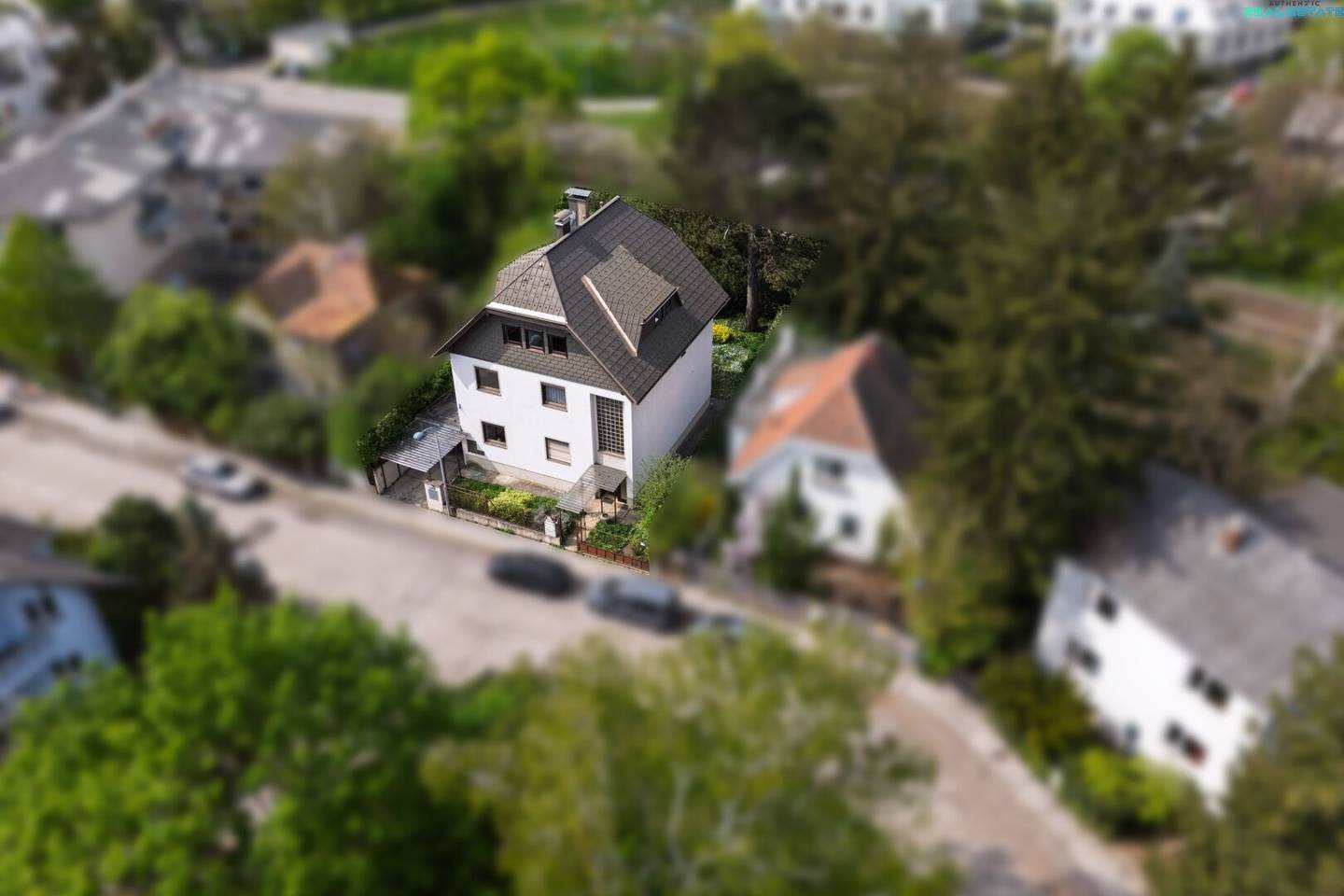 Charakterhaus mit großem Entwicklungspotenzial in begehrter Grünlage im Süden Wiens