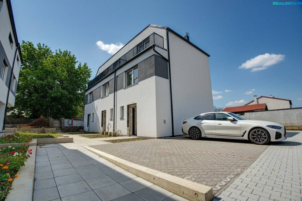 Erstbezug! Stilvolle Reihenhäuser mit Terrasse, Garten und Zwei-Stellplätze
