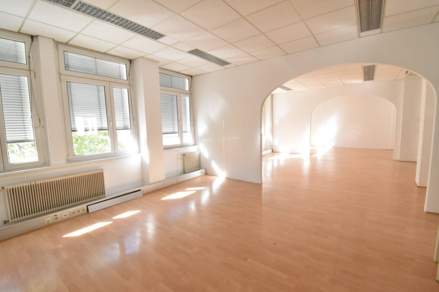 Klimatisierte Bürofläche mit großer Terrasse bei U3 Schweglerstraße!