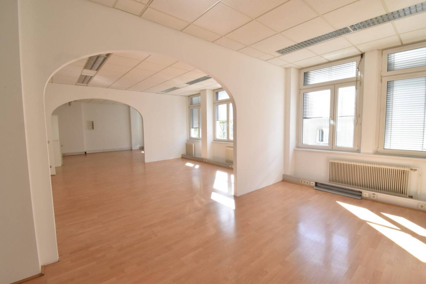 Klimatisierte Bürofläche mit großer Terrasse bei U3 Schweglerstraße!