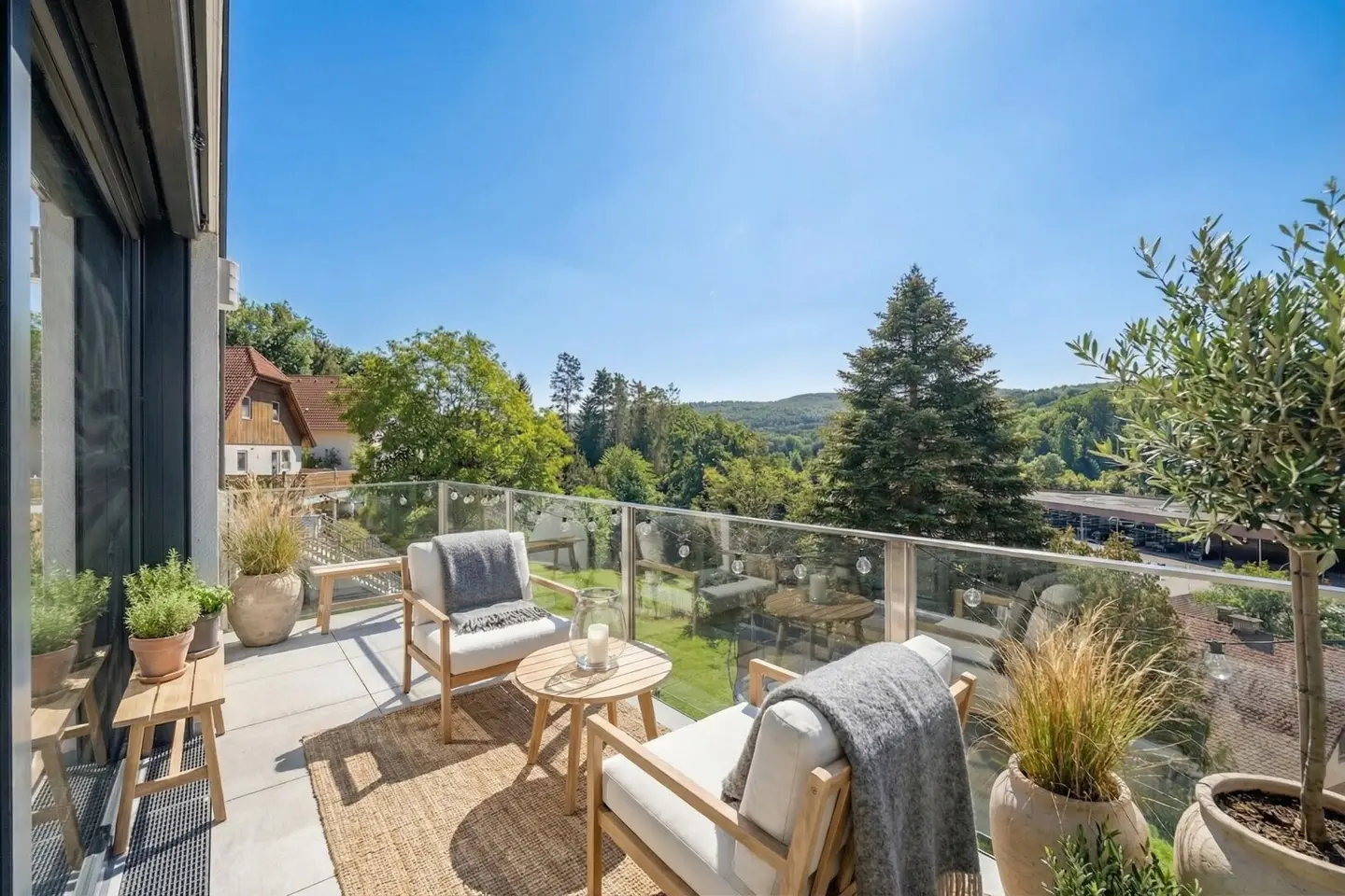 Premium-Dachgeschosswohnung mit 4 Zimmern, Balkon und Grünblick nahe Wien