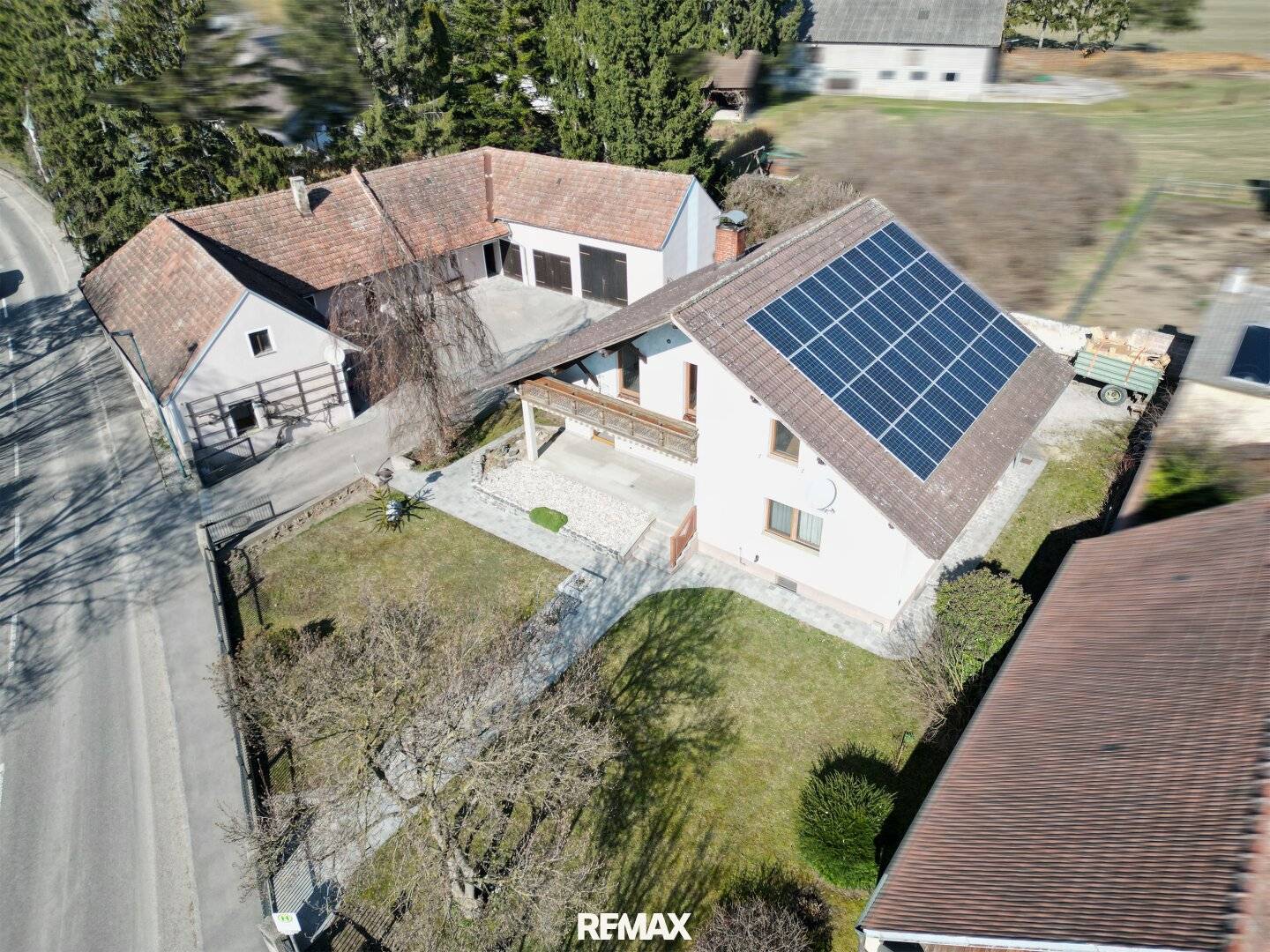 Mehrfamilienhaus mit großzügigem Grundstück und vielseitig nutzbaren Nebengebäuden in Traismauer