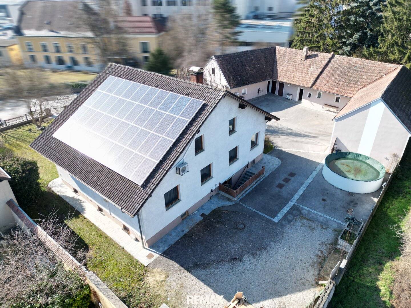 Mehrfamilienhaus mit großzügigem Grundstück und vielseitig nutzbaren Nebengebäuden in Traismauer