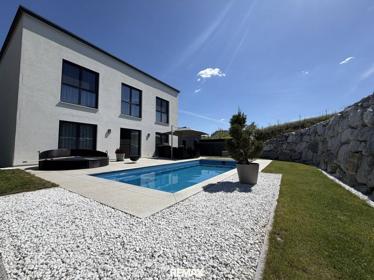Modernes Einfamilienhaus mit Pool und hochwertiger Ausstattung in Grillenhöfe