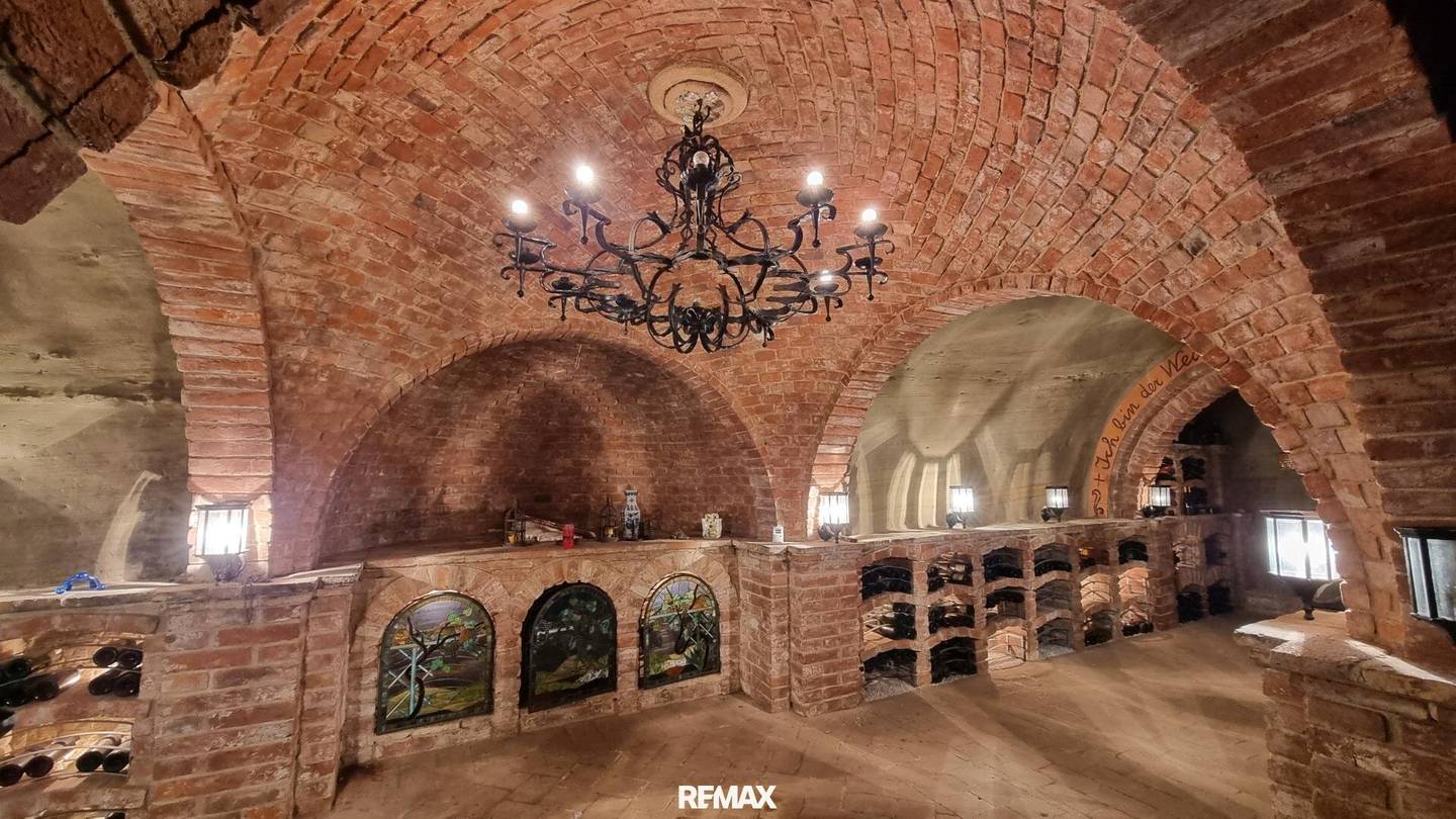 Exklusiver Weinkeller mit historischer Architektur in St. Pölten