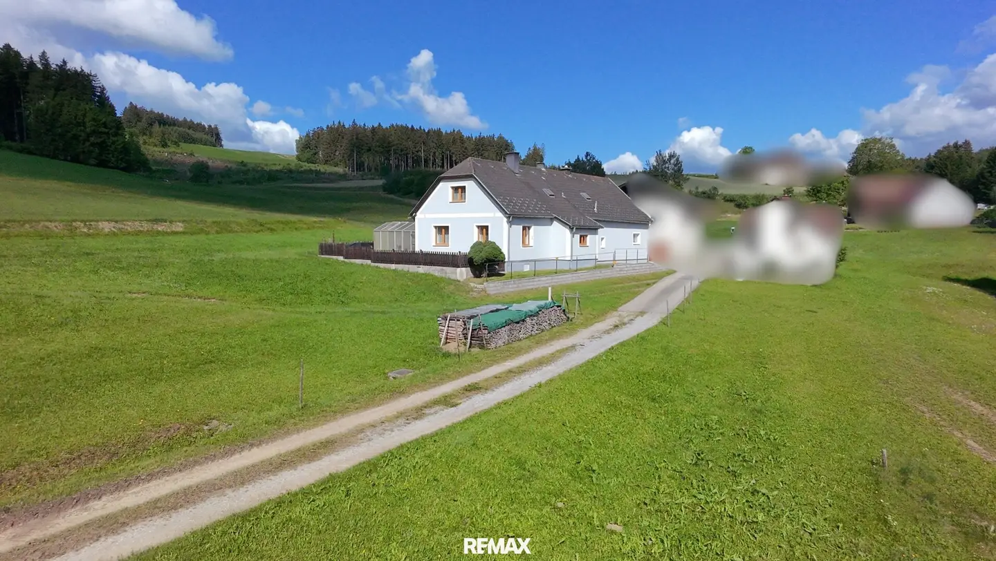 Naturnah wohnen: Klassisches Einfamilienhaus mit Garten und Doppelgarage