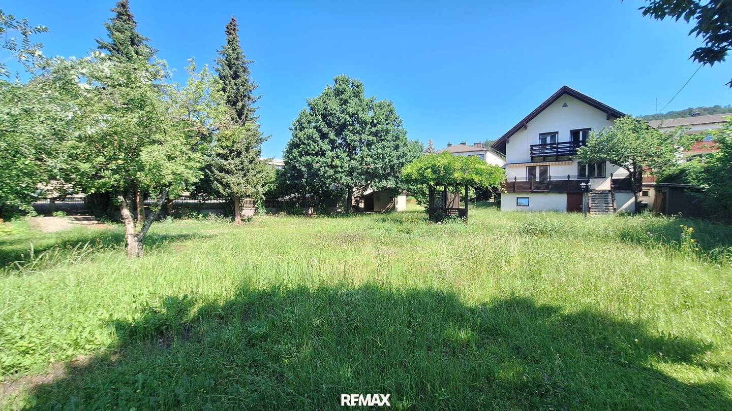 Großzügiges Einfamilienhaus mit Wintergarten und großem Grundstück