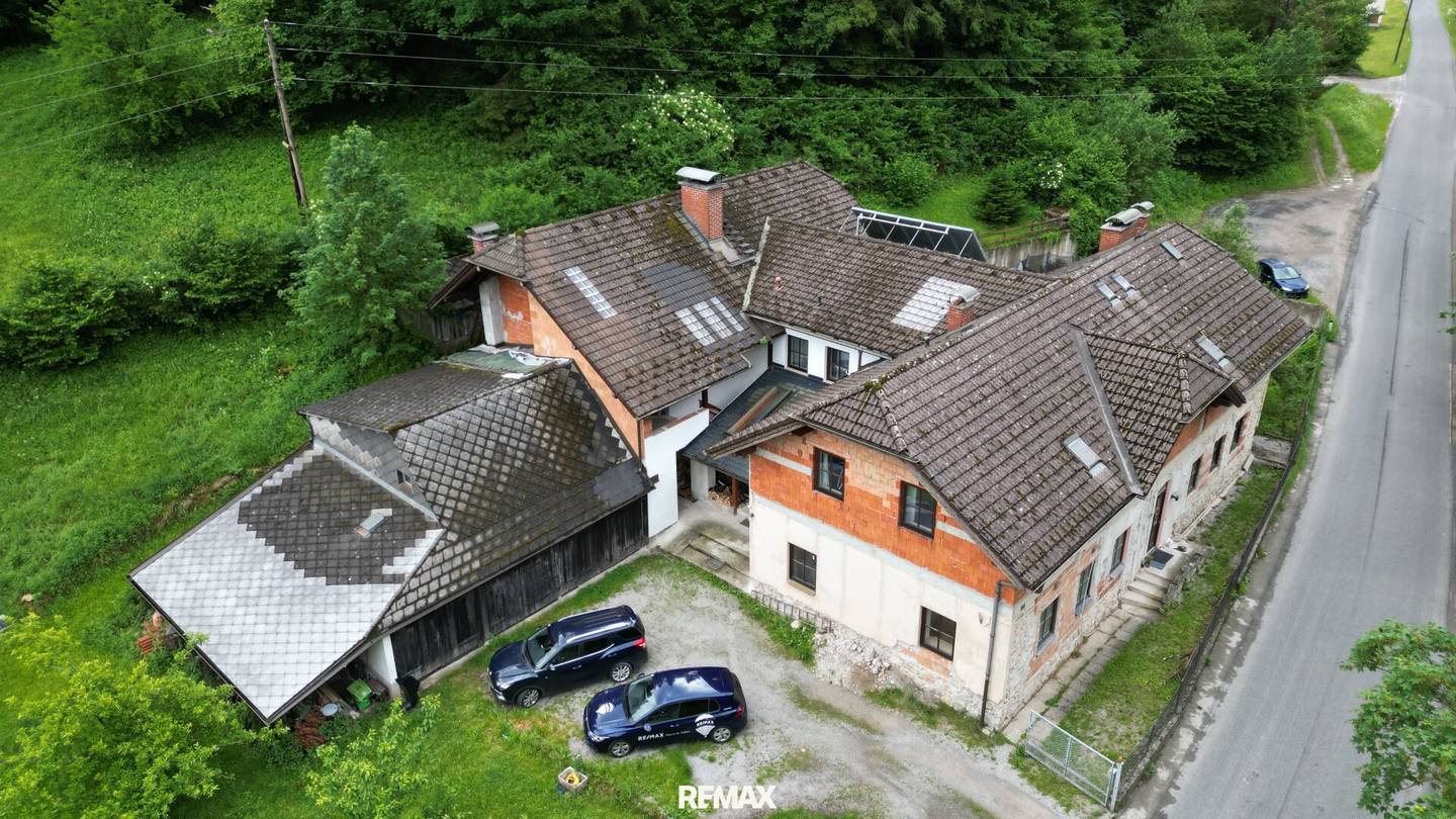 Mehrfamilienhaus mit Entwicklungspotenzial: 4 Einheiten – teilweise vermietet, mit Ausbau- und Sanierungsmöglichkeiten