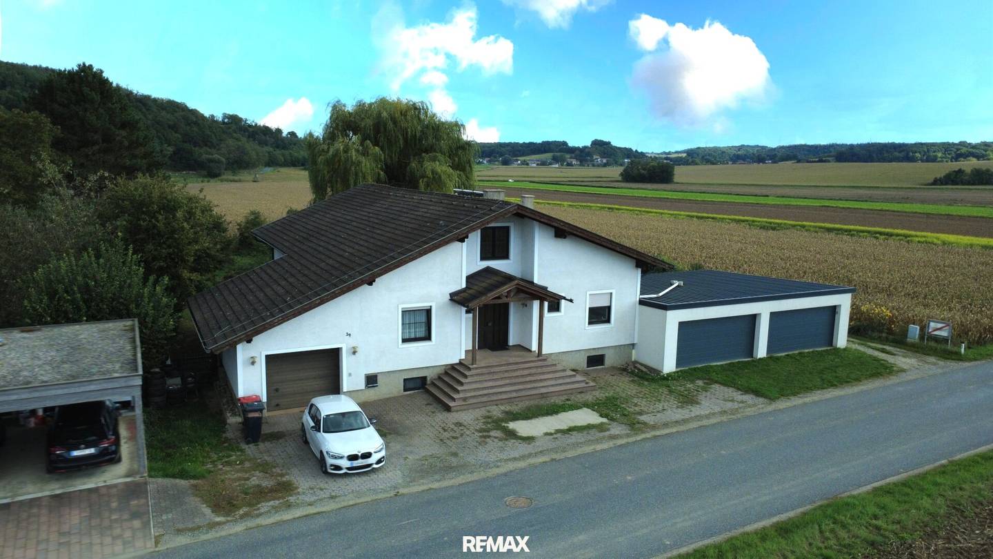 Wohntraum in Eggendorf: Familienhaus mit Pool, Weinkeller & Ausbaupotenzial