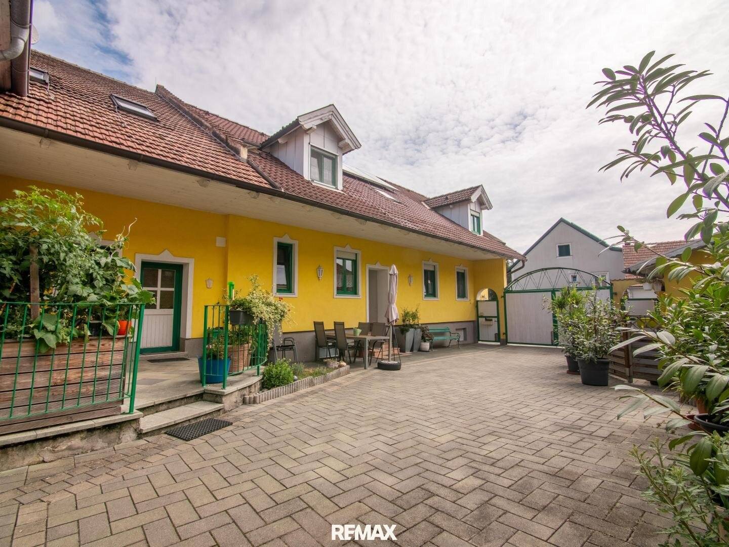 Großes Wohnhaus mit Heurigenlokal / 5 Gästezimmern und einem Miethaus