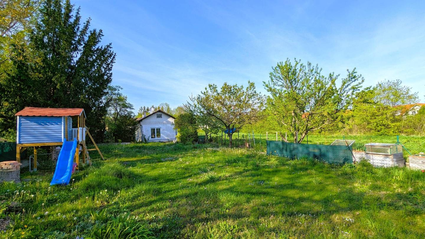 Bad Vöslau! Building plot for sale with large garden!