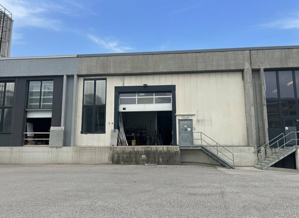 Gewerbepark Traiskirchen!  900 m² Halle mit Rampe und ebenerdiger Einfahrt für Gabelstapler! € 6,90 inkl allg. BK/m² netto!