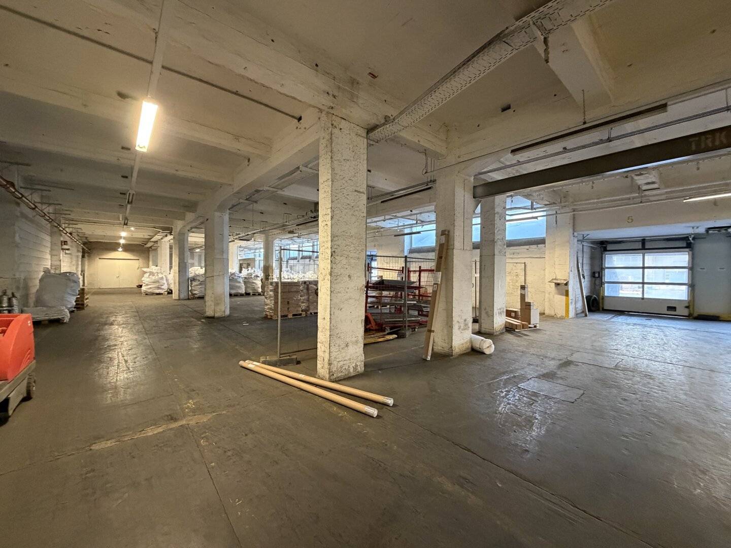 Gewerbepark Traiskirchen! ca. 4500 m² Halle mit 2 Rampen auf einer Ebene!