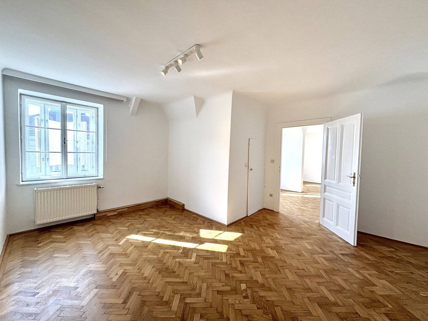 1150! Schöne 2-Zimmer DG-Wohnung nahe U3/Schweglergasse!