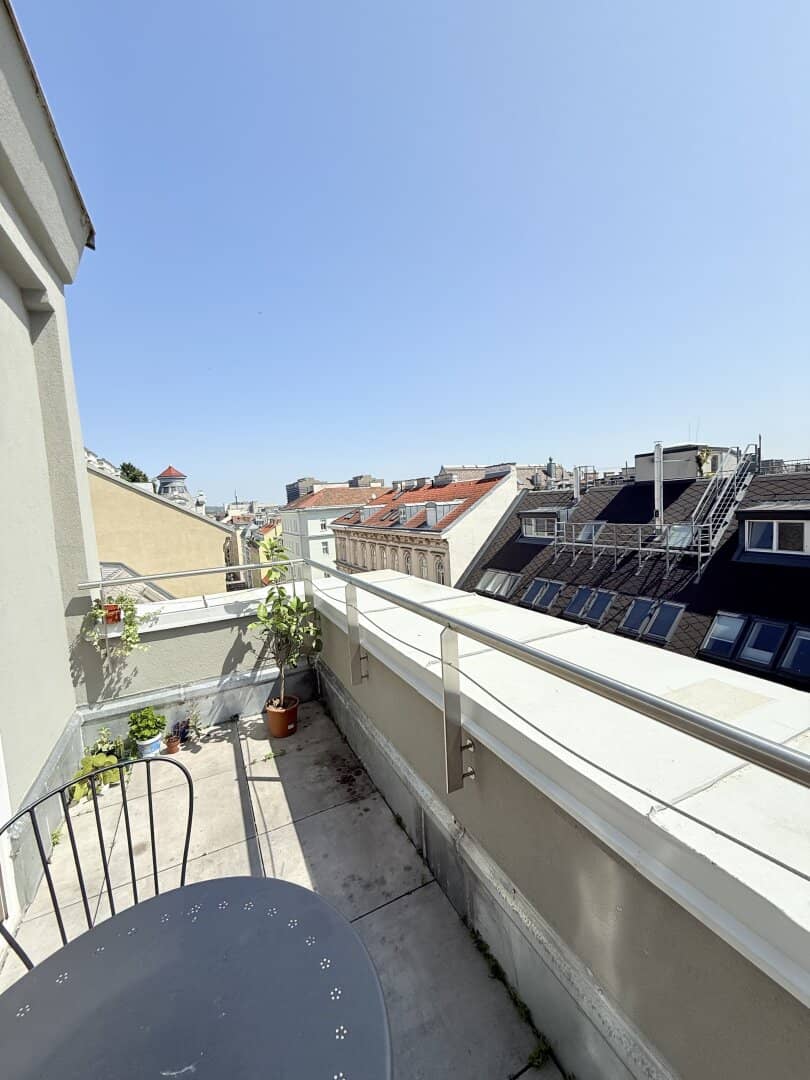 *NEUER PREIS!* 1080! 5 ZIMMER ! Schönes und frisch saniertes DG mit Balkon!