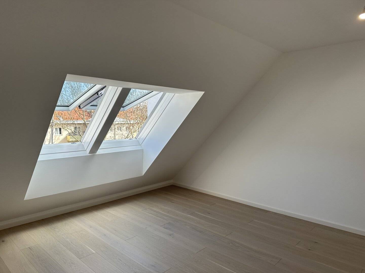 Top Anbindung- 5 Minuten zur U6 Perfekta Strasse, Ruhelage PUR-Sonnenbalkon