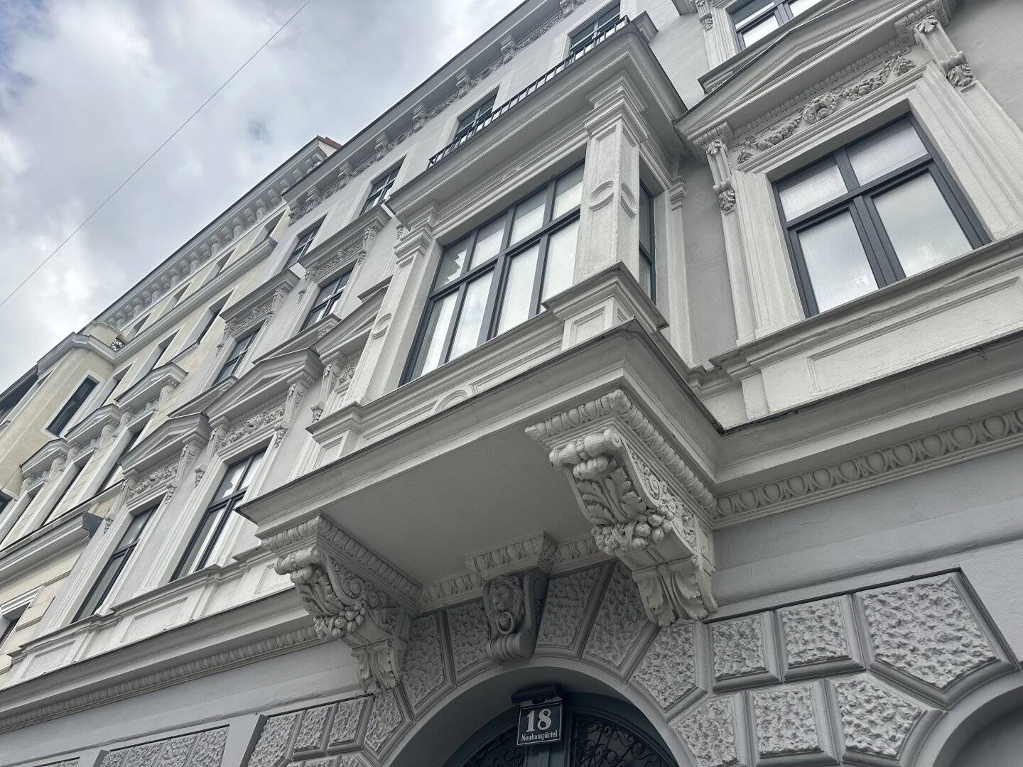 Old building apartment with charm and potential - In need of renovation, design your apartment in the 7th district