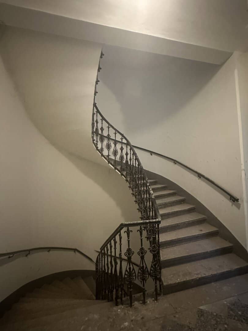 Old building apartment with charm and potential - In need of renovation, design your apartment in the 7th district