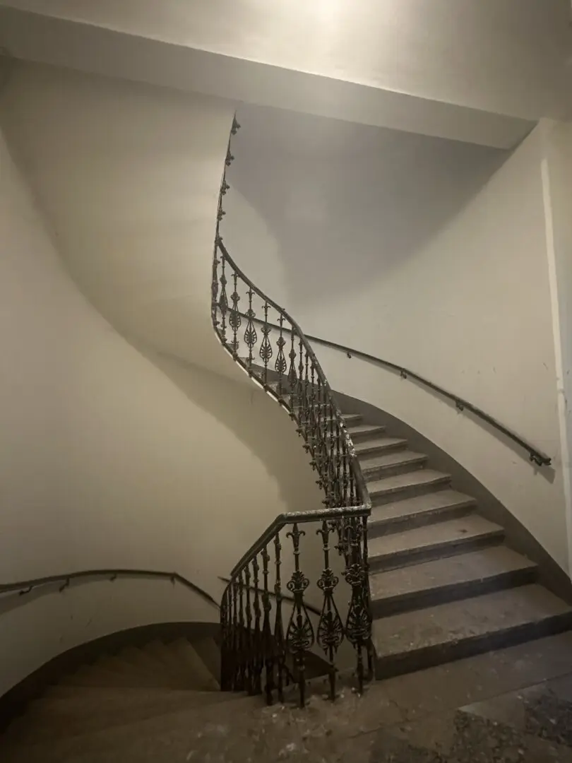 Altbauwohnung mit Charme und Potential- Sanierungsbedürftig, gestallten Sie Ihre Wohnung im coolen 7.Bezirk.. inkl. Balkon